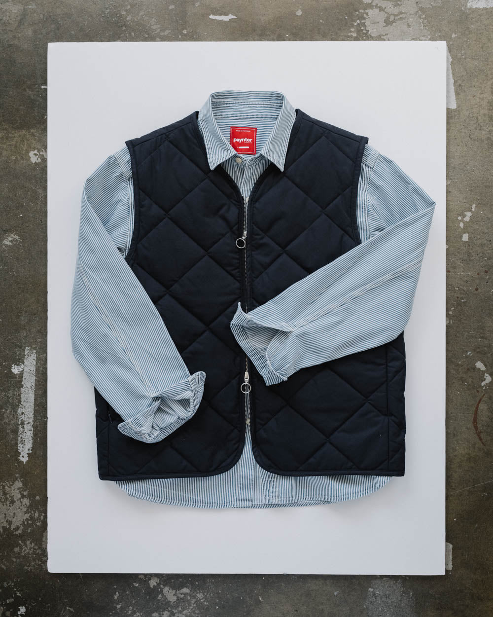 Gallery images of the MEN'S DARK NAVY QUILTED VEST