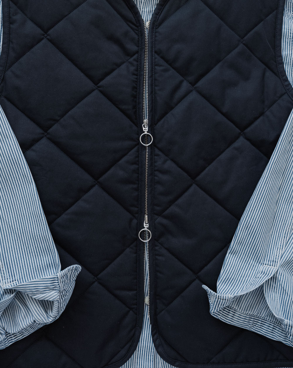 Gallery images of the MEN'S DARK NAVY QUILTED VEST